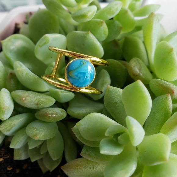 NWT Resin Ring - Gold - Picture 2 of 3